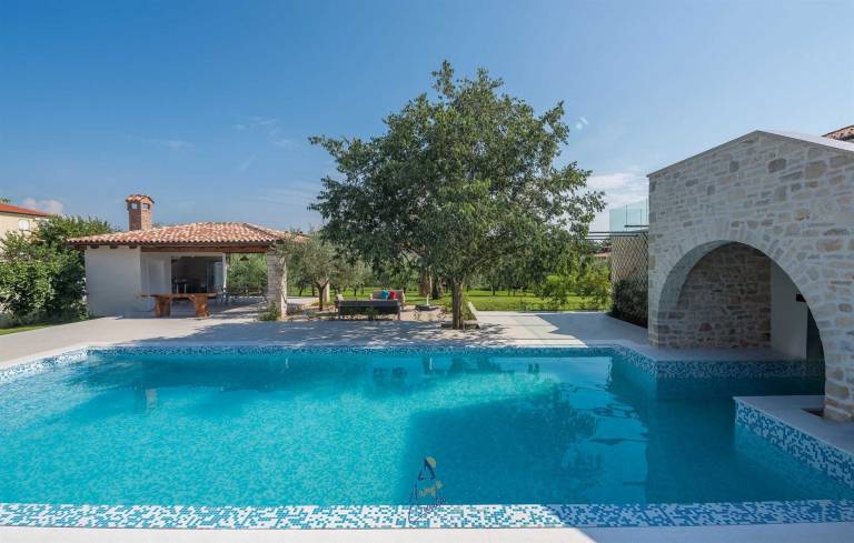 Luxury Mediterranean 4-BR Villa for 8 with Sauna and Heated Pool — photo 4