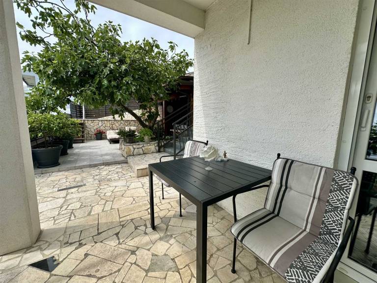 Rental apartment with patio in Crikvenica