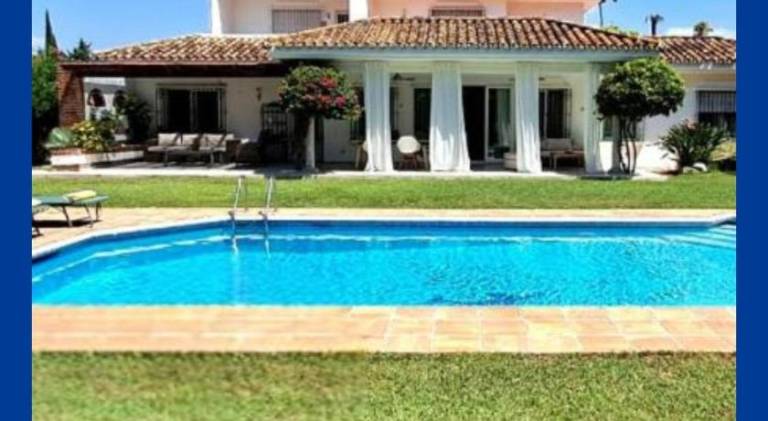 Villa with patio & private pool | Beach nearby | Dogs allowed in Estepona