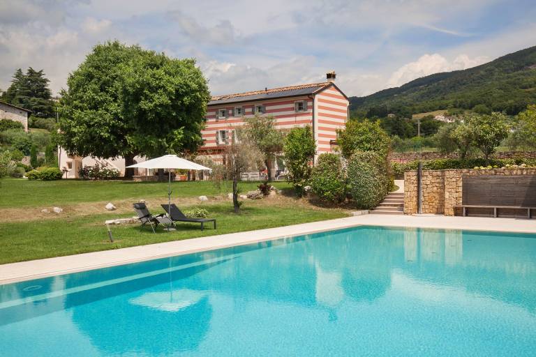 Villa with barbecue, terrace & private pool — photo 4