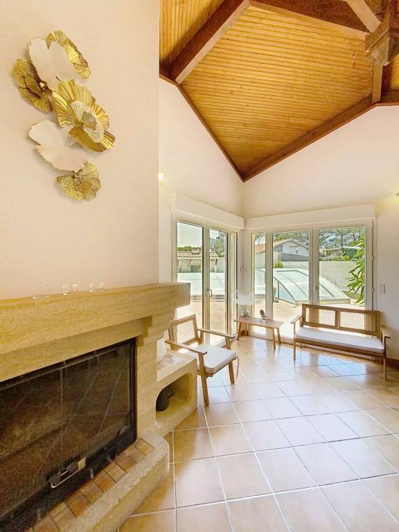 Vacation home with terrace, private pool & yard — photo 5