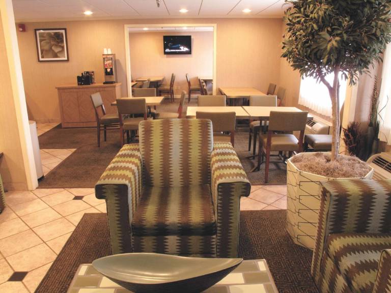 La Quinta Inn & Suites by Wyndham Tampa Brandon West — photo 5