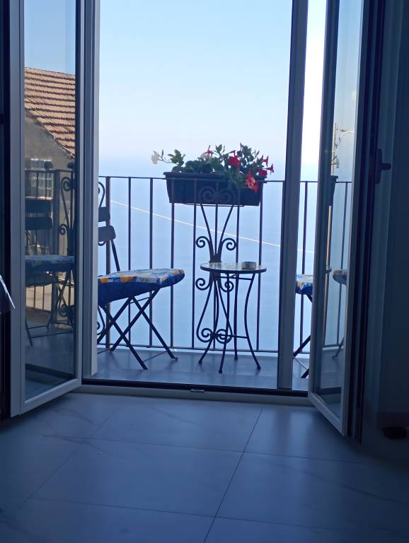 Holiday Home 'La Dolce Vista' with Sea View, Wi-Fi and Air Conditioning