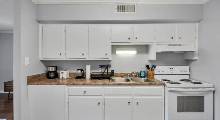 Apartment with pool — photo 5