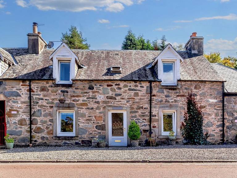 Pleasant cottage with yard | Water view | Pets are welcome in Stirling