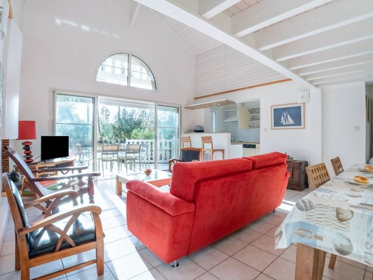 Fully equipped charming house with private pool, barbecue & yard | Pets allowed — photo 4