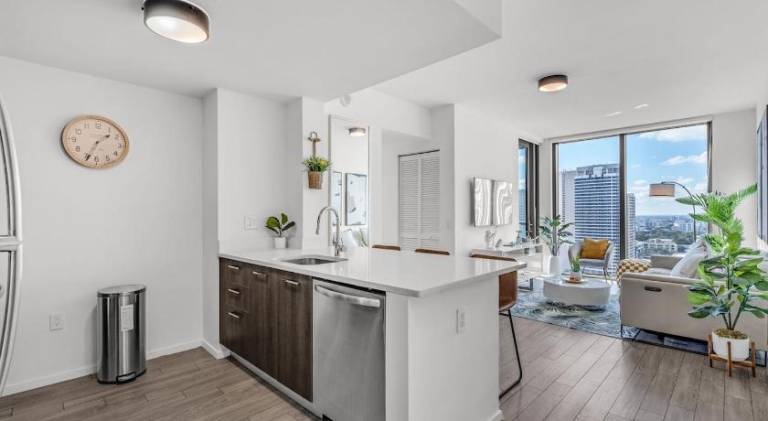 Rental apartment with jacuzzi & pool | Near Bayside Marketplace | Perfect for remote work — photo 4
