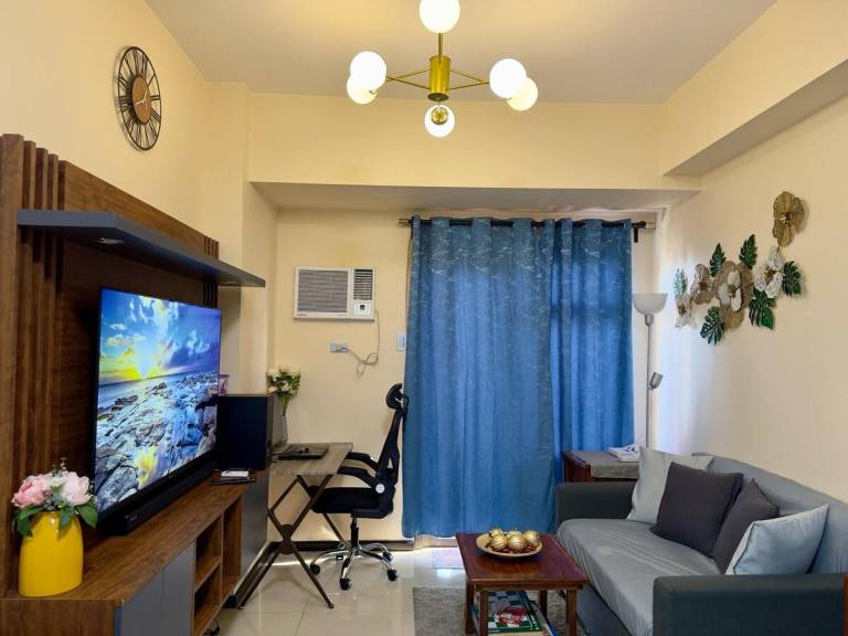 Bayfront Staycation Balcony, Pool & Pet Friendly in Makati