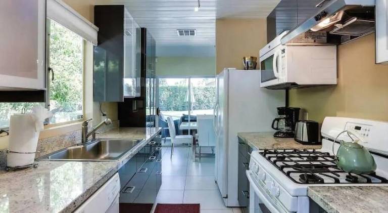 Serene 4 Bed 3 Bath Heated Pool Natural Backyard Heart of Palm Springs — photo 3