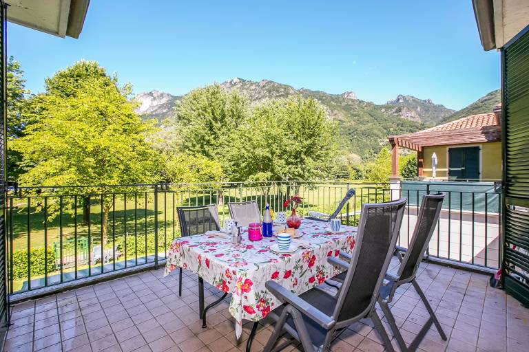 Apartment with patio | Water view in Porlezza