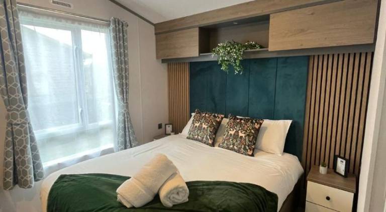 Lodge with jacuzzi, patio & garden | Dogs allowed — photo 2