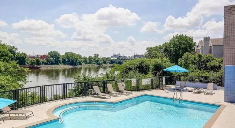 Vacation home with pool — photo 3