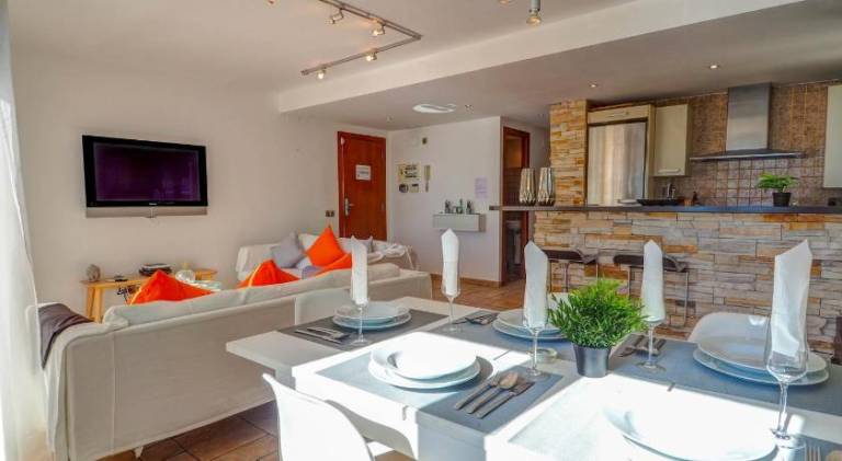Apartment with pool, patio & garden — photo 3