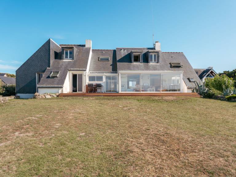 Fully equipped charming vacation home with patio, BBQ & yard | Sea view | Beach nearby | Dogs allowed — photo 3