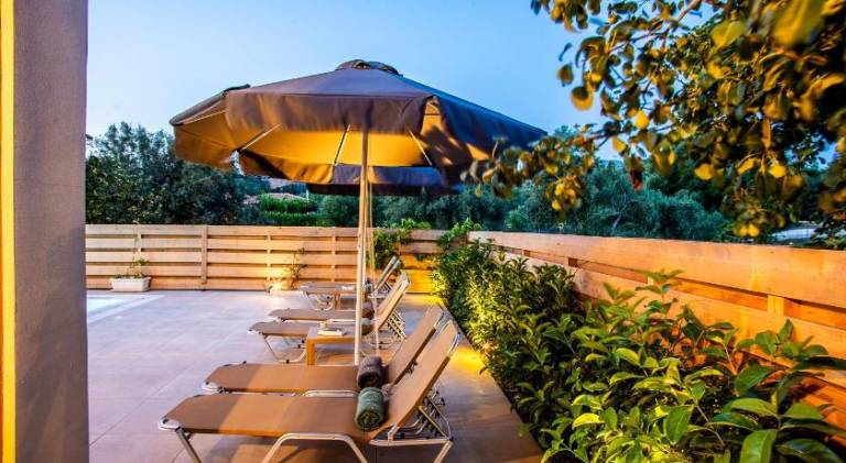 Spacious villa with yard, private pool & hot tub | Pet-friendly — photo 3