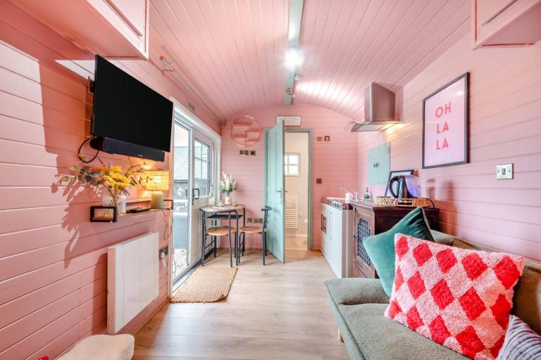 Pleasant cottage with hot tub | Pets are welcome — photo 2