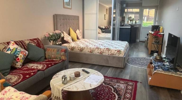Cosy self-contained extension with skylight & garden view in Wokingham