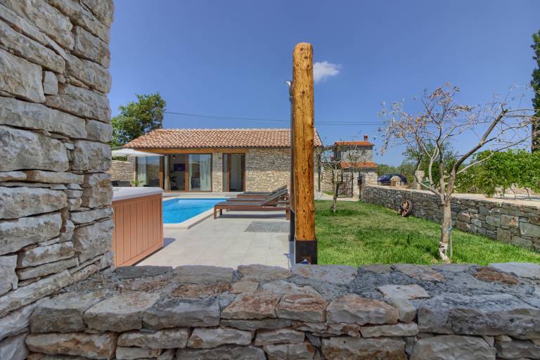 Villa with patio, barbeque & pool — photo 5