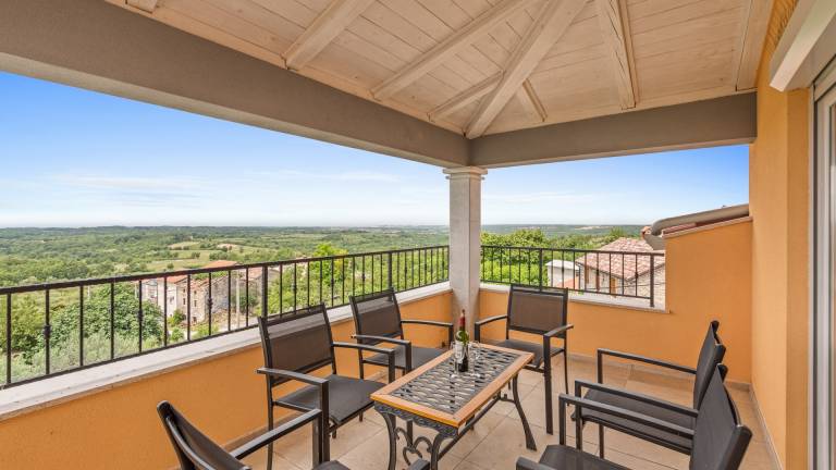 Fully equipped rental apartment with yard, pool & terrace | Dogs allowed — photo 2
