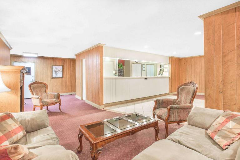 Howard Johnson by Wyndham Staunton — photo 2
