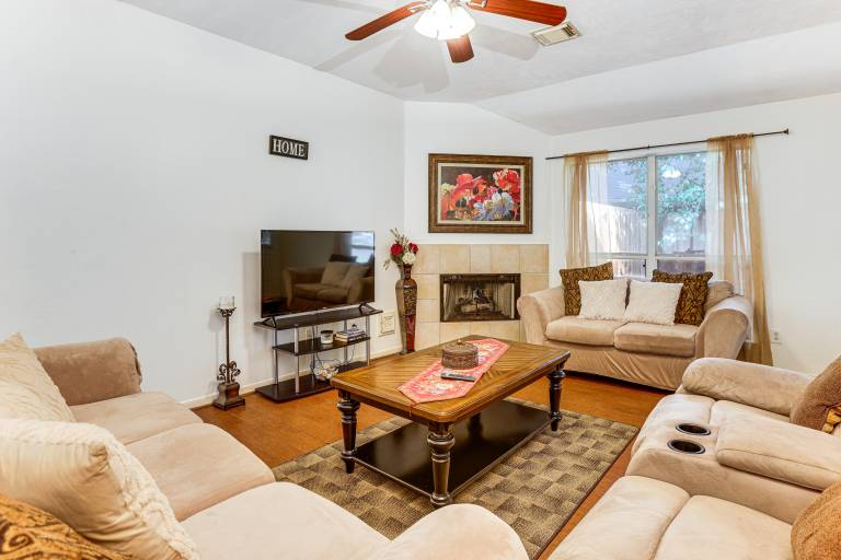 Explore Houston & Beyond Spring Home w Backyard