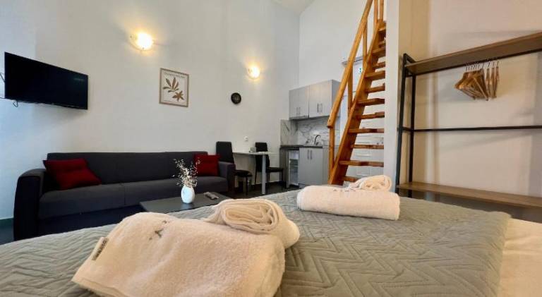 Serviced apartment with pool, terrace & yard | Pet-friendly — photo 2
