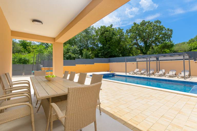 Fully equipped spacious villa with patio, pool & BBQ | Pet-friendly — photo 3