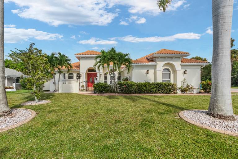 Sophisticated Style- Pool, Outdoor Bar, minutes to downtown Cape Coral- Villa Tuscany - Roelens — photo 3