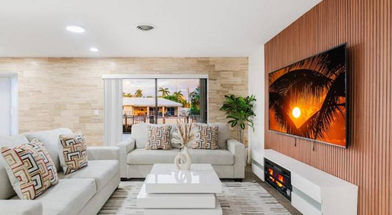 Pompano Beach Villa Waterfront with Heated Pool and Docking in Pompano Beach, FL