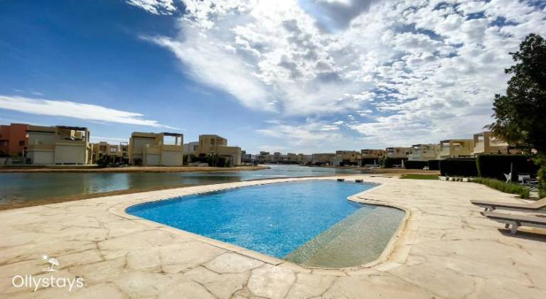 Apartment with pool — photo 4