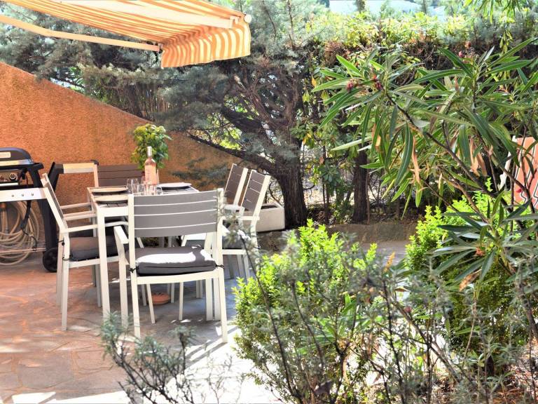 2-Room Apartment with AC, Garden, Parking Near the Sea — photo 3