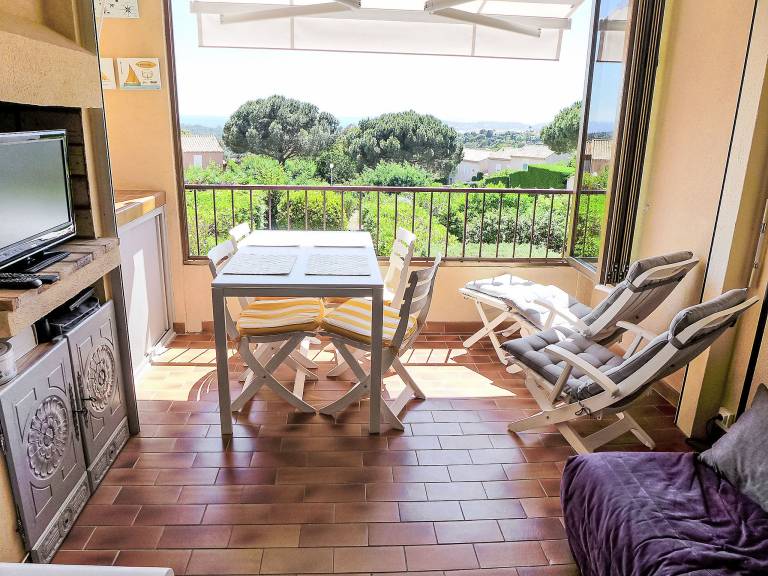 Fully equipped charming rental apartment with pool & patio | Sea view | Pets allowed — photo 3