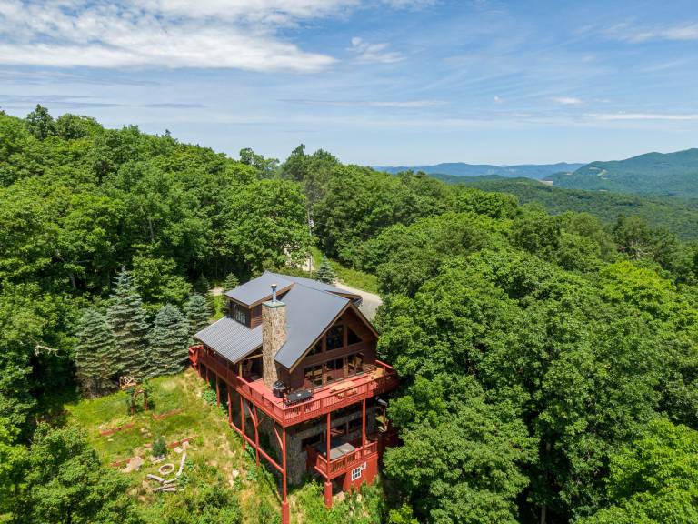 Carolina Lookout - 10 mins to downtown Boone, hot tub, ping pong, long mountain views in Boone, NC