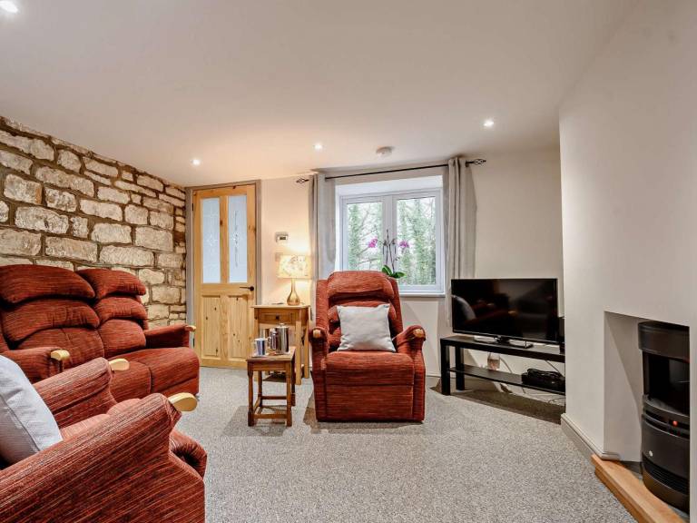Cottage with patio — photo 2