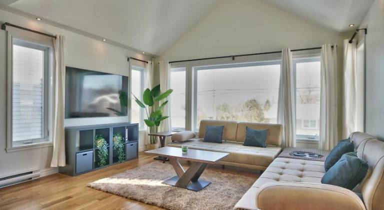 Dynamite 2-Bedroom House, Garage, Sleeps 6 in Sherbrooke, QC