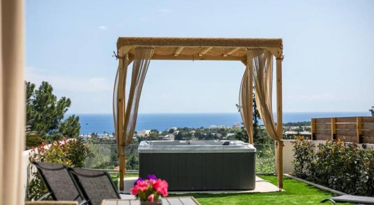 Vacation home with hot tub | Pet-friendly in Rhodes