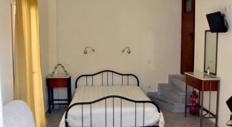 Apartment with terrace in Syros