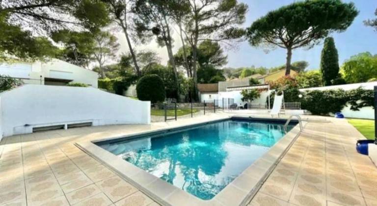 Holiday apartment with patio & pool | Pet-friendly — photo 3