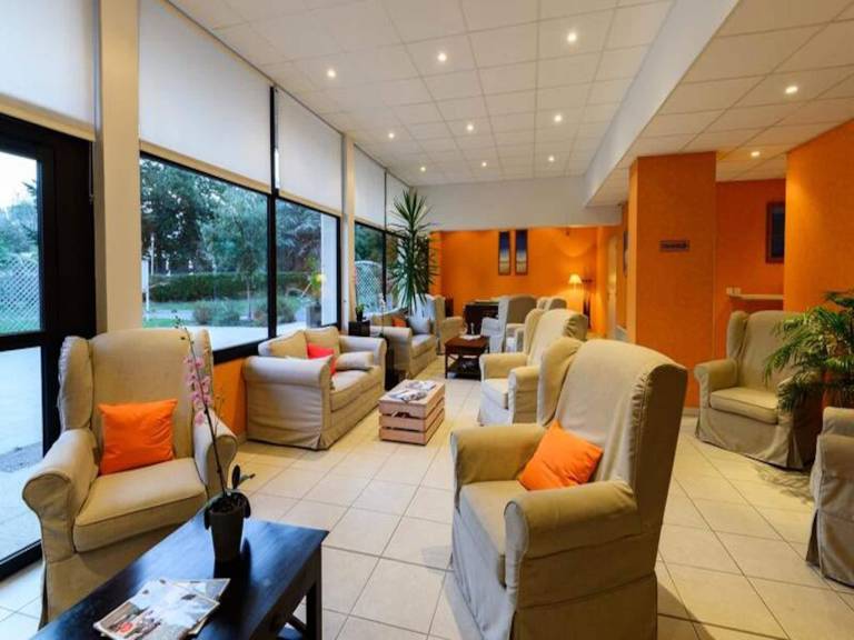 Apartment with terrace, sauna & yard in Dinard