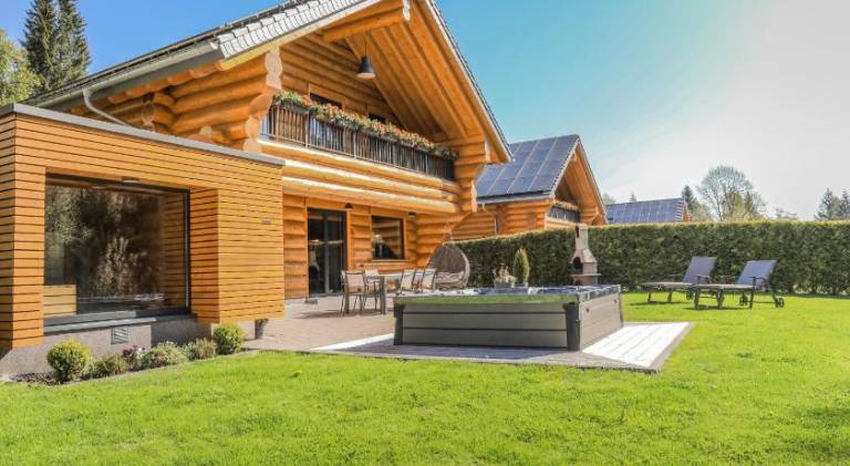 Beautiful house with terrace, jacuzzi & private pool | Pets are welcome in Feldberg