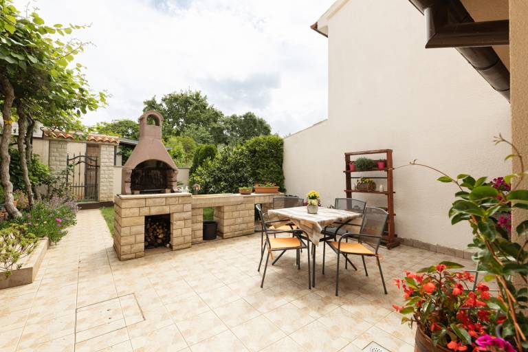 Holiday apartment with terrace & BBQ in Pula
