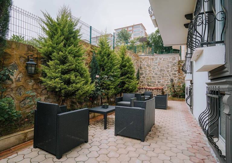 Serviced apartment with garden & patio — photo 4