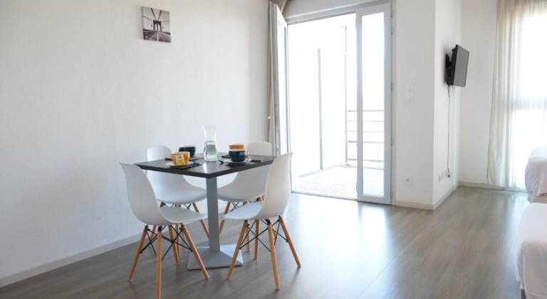 Wonderful serviced apartment with yard & patio | Dogs allowed — photo 3