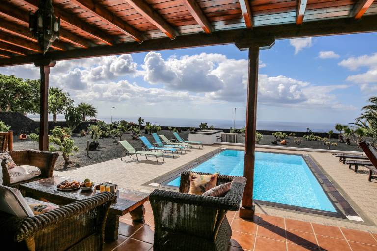 Fully equipped nice vacation home with yard, barbeque & terrace | Dogs allowed — photo 3