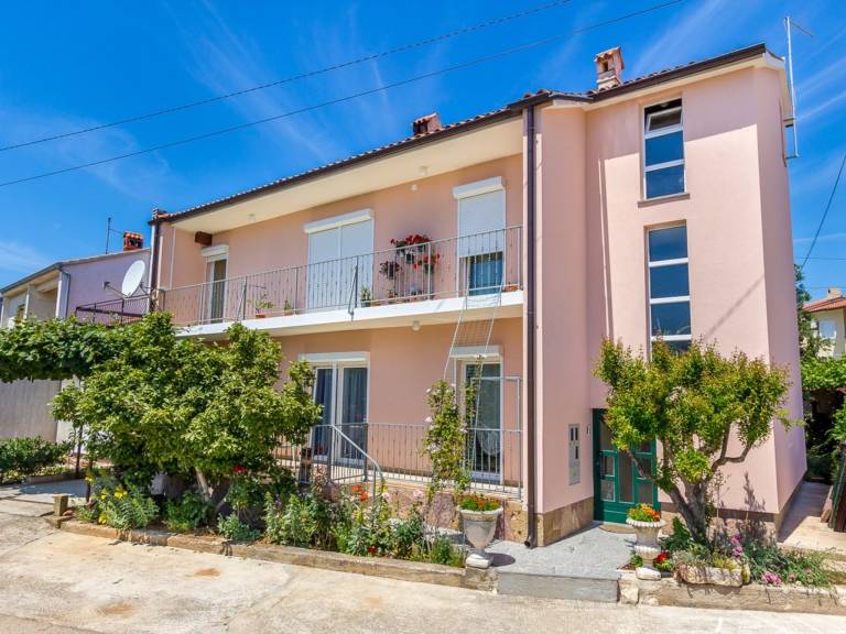 Rental apartment with BBQ & patio in Medulin