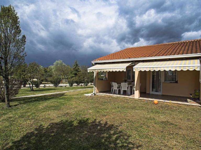 Family-oriented charming rental apartment with yard, heated pool & terrace | Pets are welcome in Pula