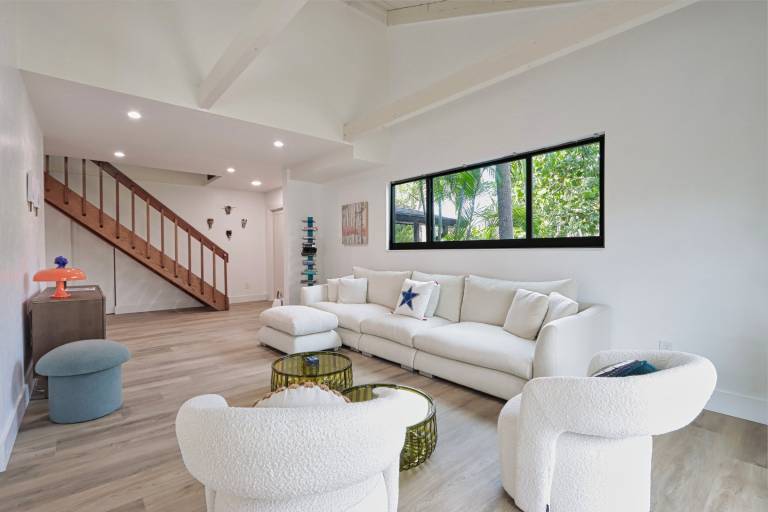 Charming and Quaint Island Oasis with Canal Frontage and a Large Saltwater Pool - Sanibelle — photo 2