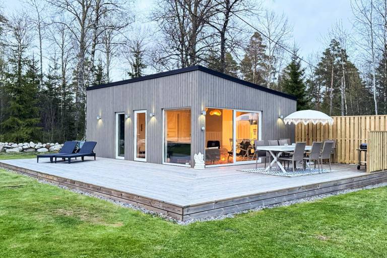 Charming vacation home with patio & yard | Pets are welcome — photo 3