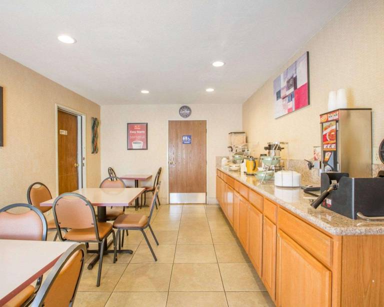 Econo Lodge Inn & Suites Lodi - Wine Country Area — photo 4