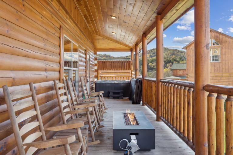 Pigeon Forge Plunge – 4 Bedroom Cabin, Private Indoor Pool, Game Room, Hot Tub, Prime Location — photo 4
